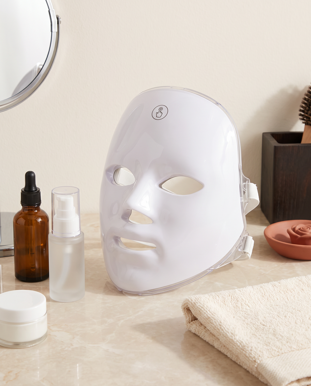 Maschera LED Glowmia in mano, per mostrarne le dimensioni