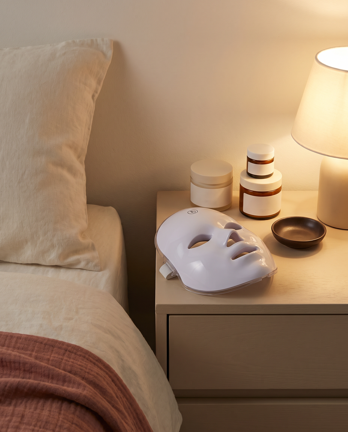 Rituale serale: maschera LED Glowmia sul comodino
